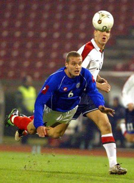 Con la maglia della nazionale serba Vidic interviene in tuffo di testa. Afp